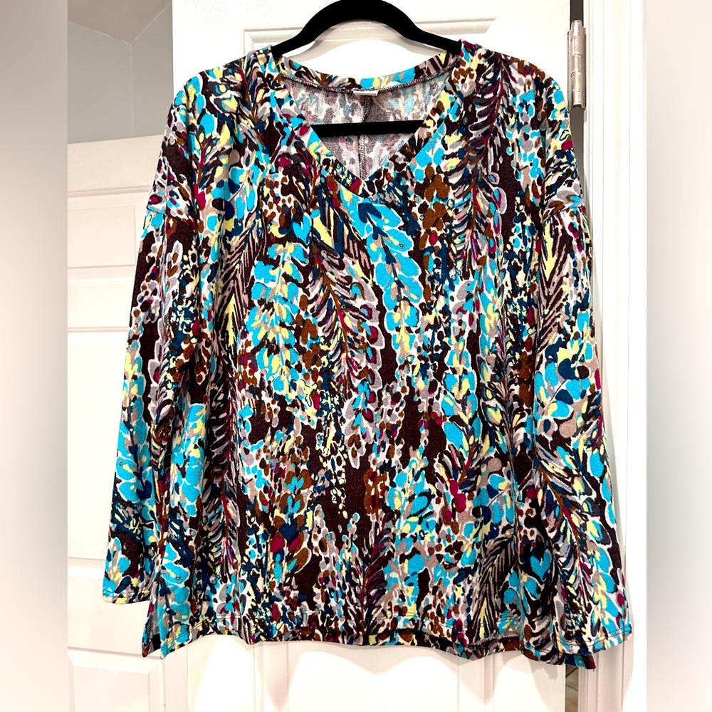 Sew in Love lightweight v neck sweater. Multi colored size Large